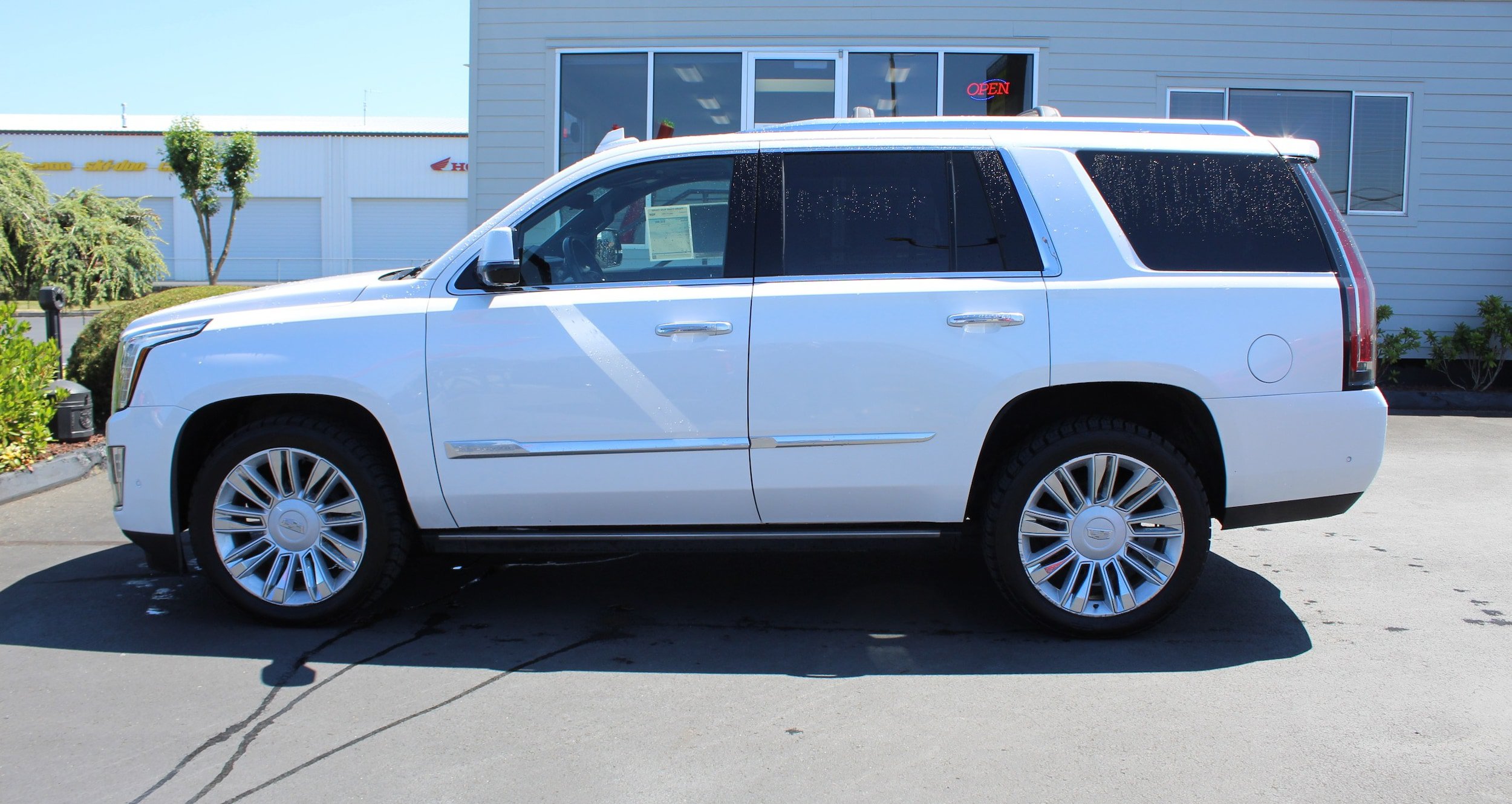 Used 2018 Cadillac Escalade Platinum AWD/4WD image 3