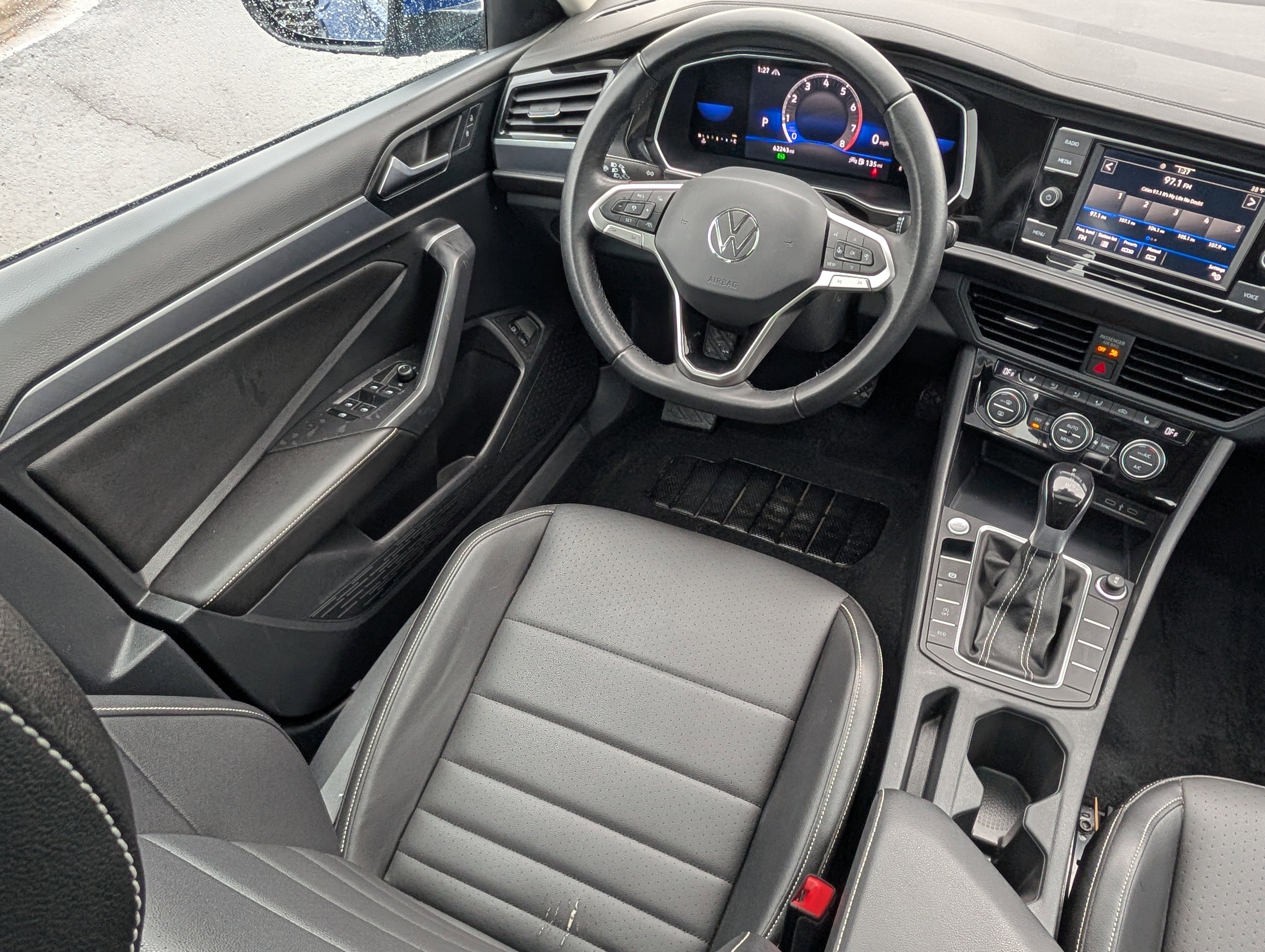 Certified 2022 Volkswagen Jetta SE w/ Panoramic Sunroof Package image 9