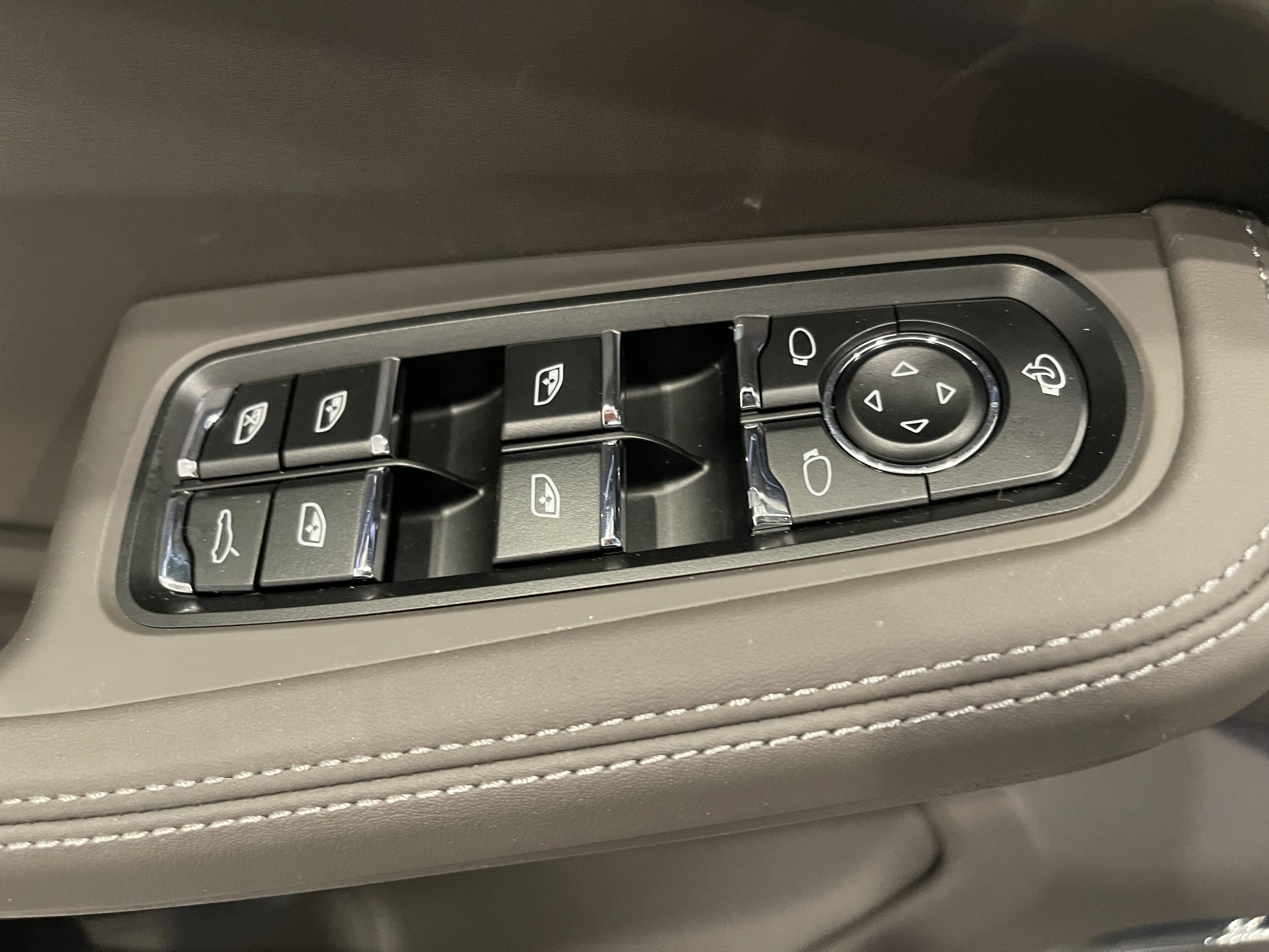 Used 2025 Porsche Macan GTS image 11