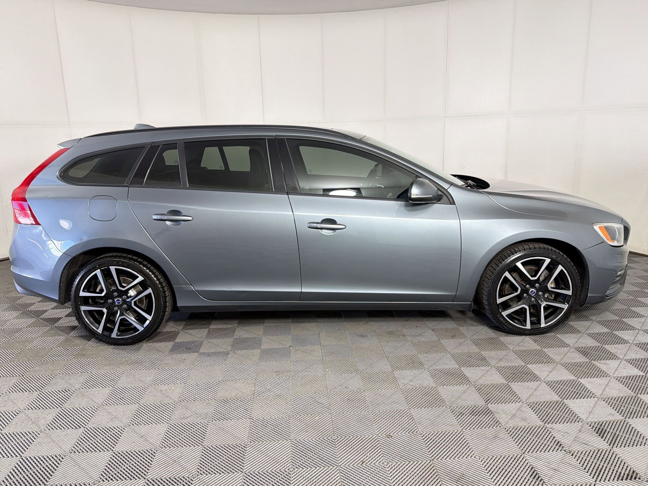 Used 2018 Volvo V60 T5 Dynamic w/ Vision Package AWD/4WD image 8