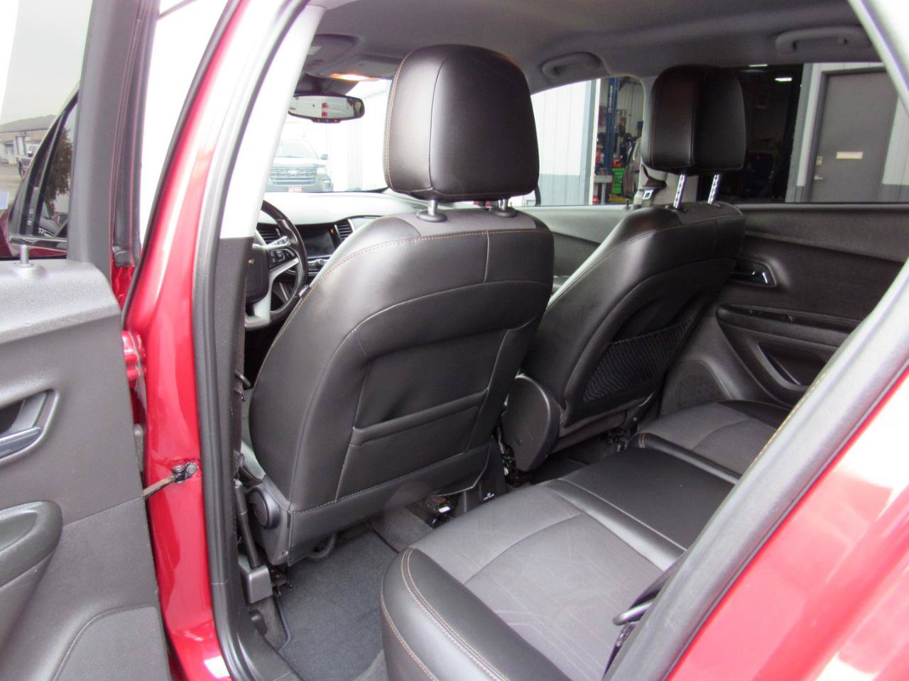 Used 2020 Chevrolet Trax LT w/ LT Convenience Package AWD/4WD image 24