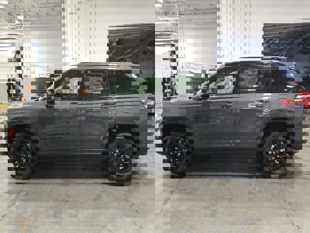 New 2025 Jeep Grand Cherokee Altitude image 6