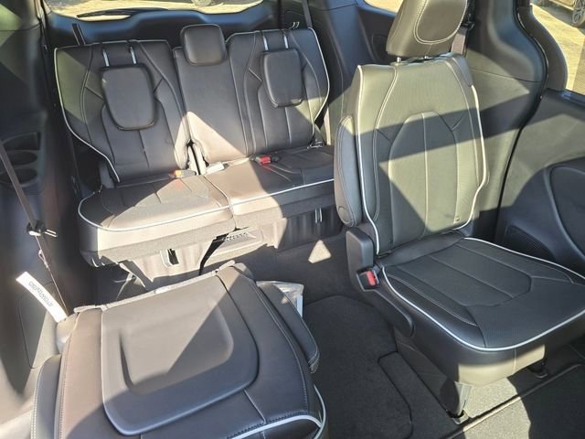 New 2027 Chrysler Pacifica Limited FWD image 33