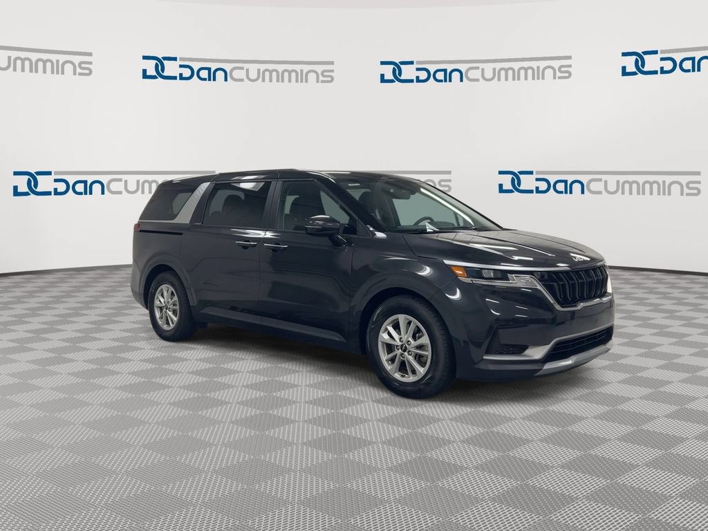 Used 2023 Kia Carnival LX FWD image 2