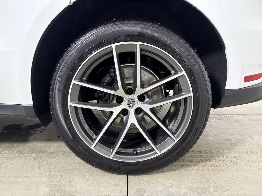 Certified 2025 Porsche Macan image 14