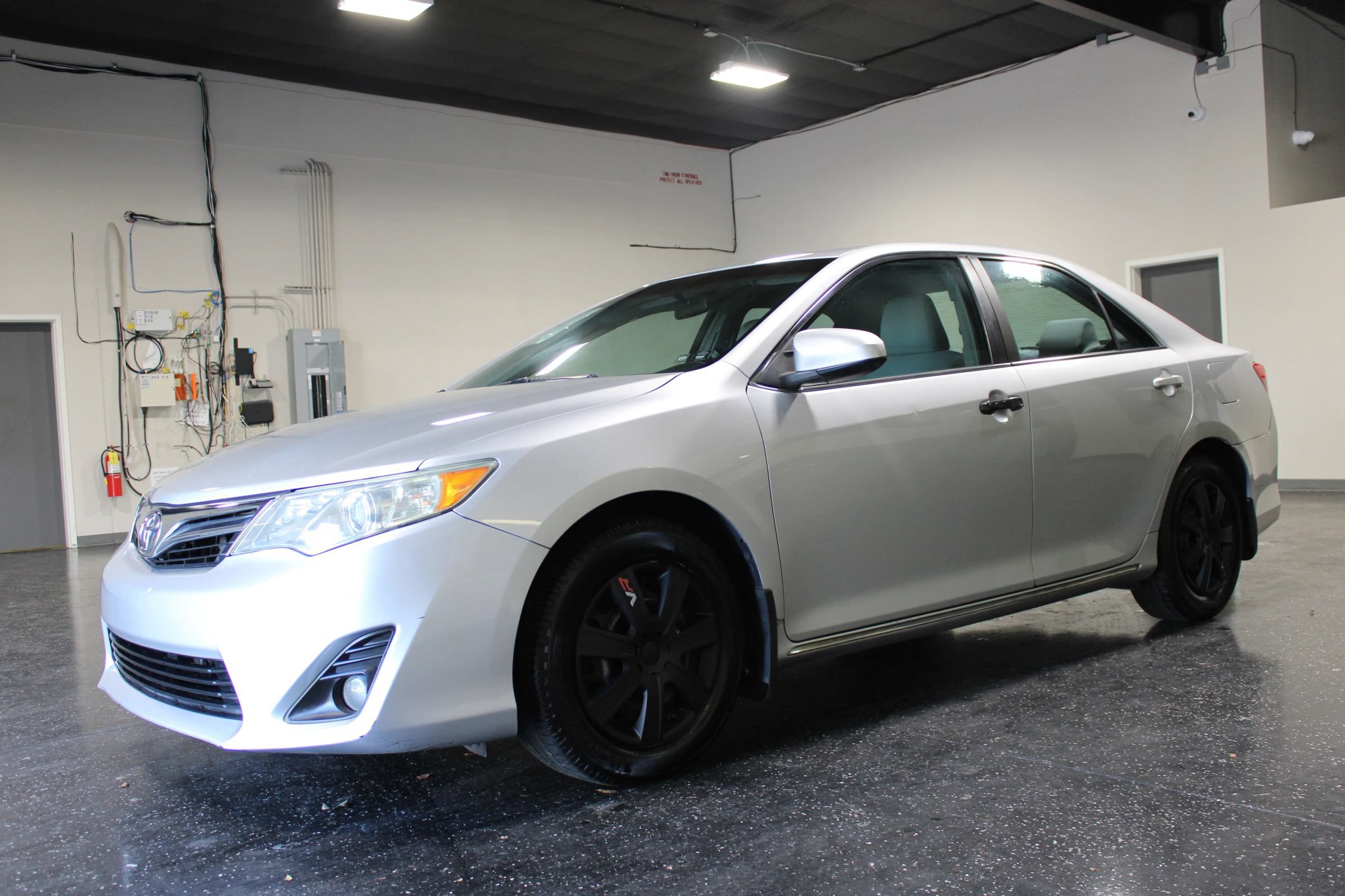 Used 2012 Toyota Camry LE FWD image 6