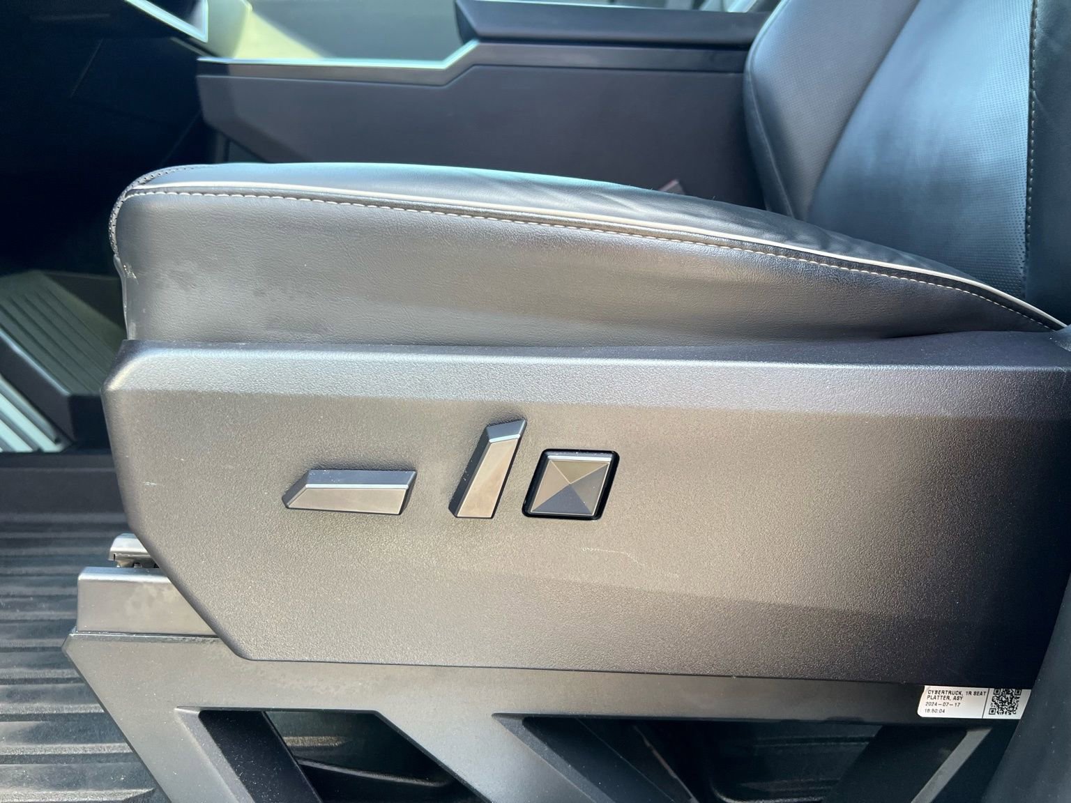 Used 2024 Tesla Cybertruck AWD Crew Cab image 32