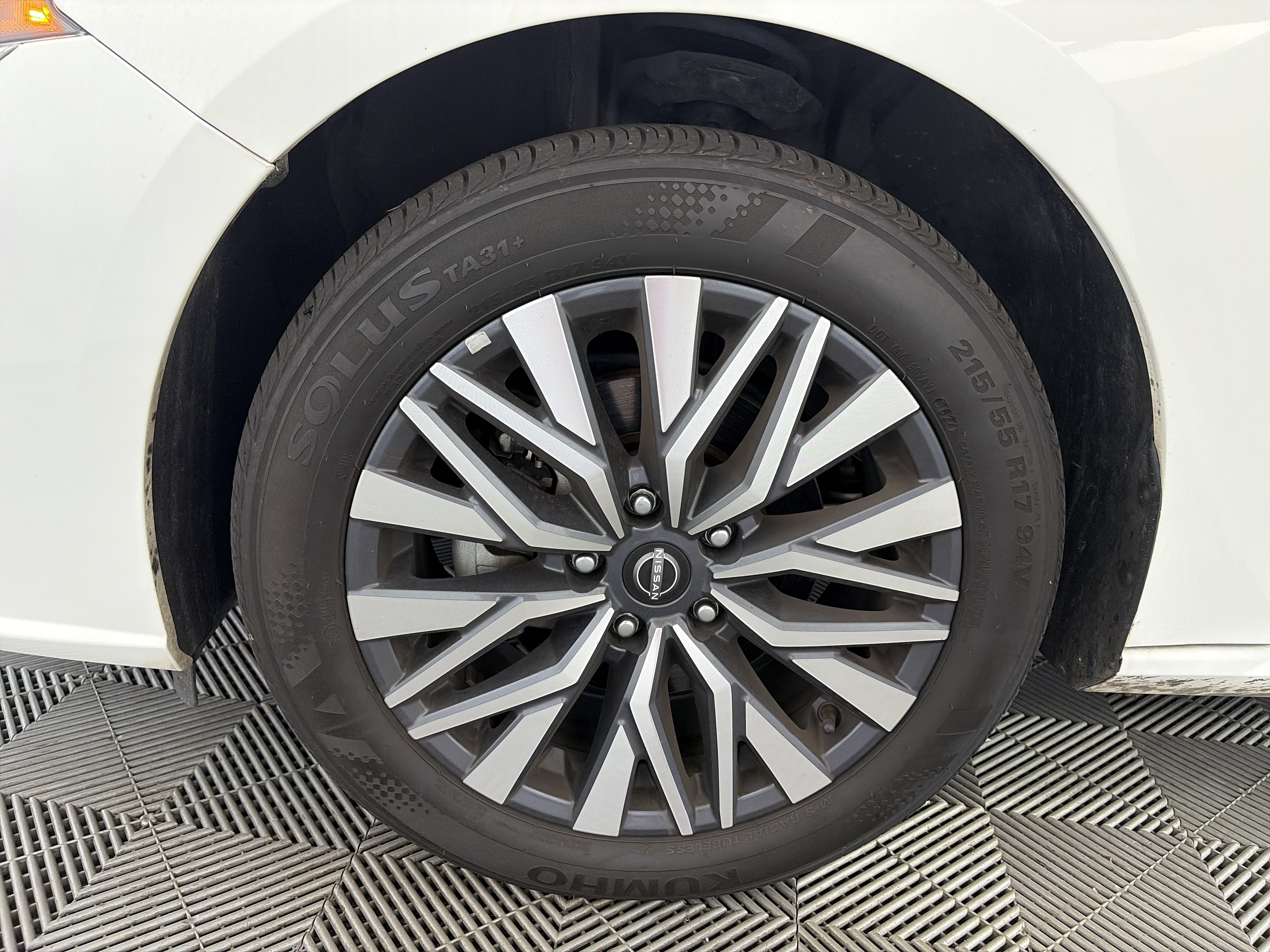 Used 2025 Nissan Altima 2.5 SV AWD/4WD image 13