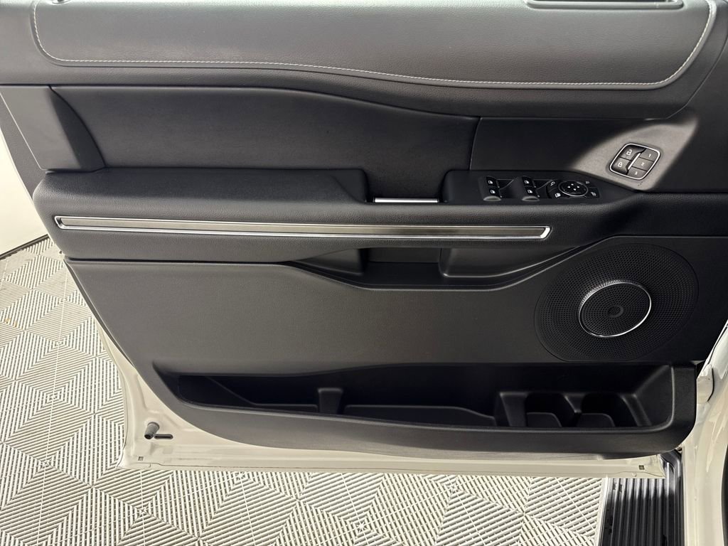 Used 2023 Ford Expedition XLT image 10
