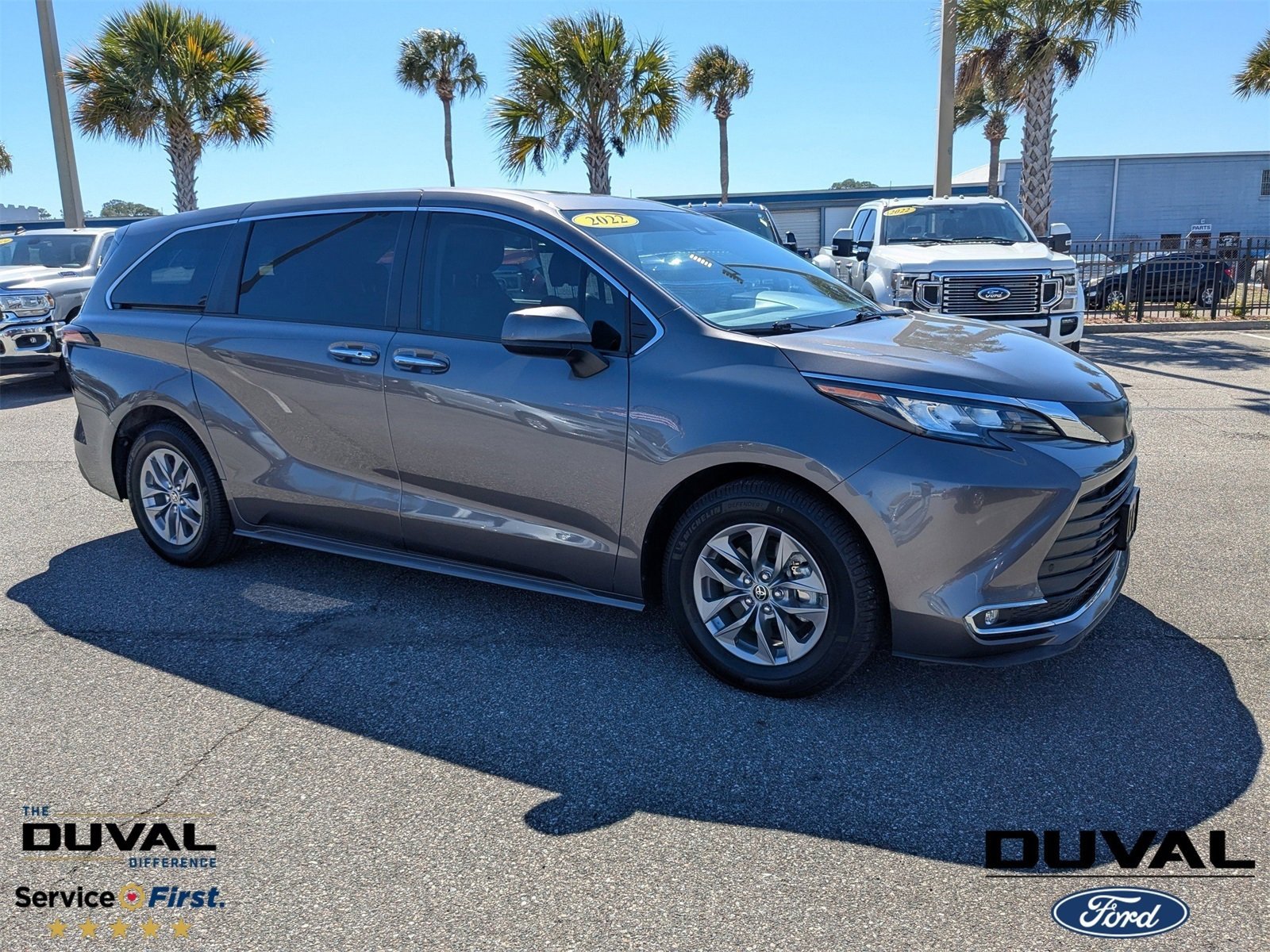 Used 2022 Toyota Sienna XLE image 1