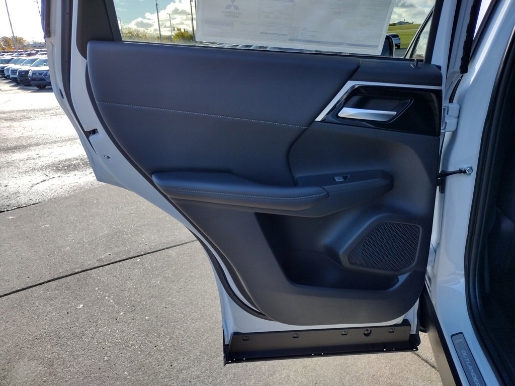 New 2025 Mitsubishi Outlander SE image 32