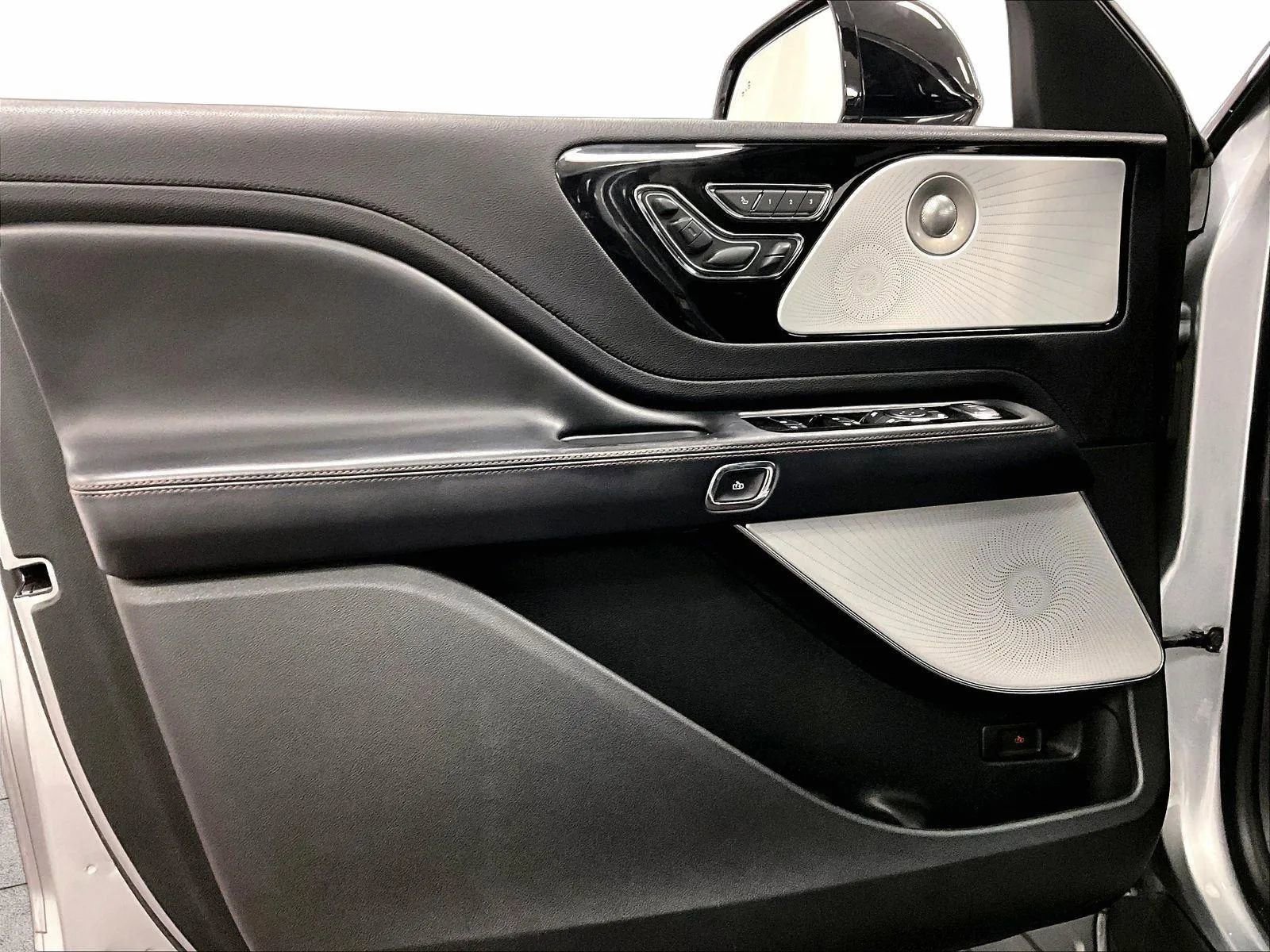 Used 2020 Lincoln Aviator Reserve w/ Equipment Group 202A image 22