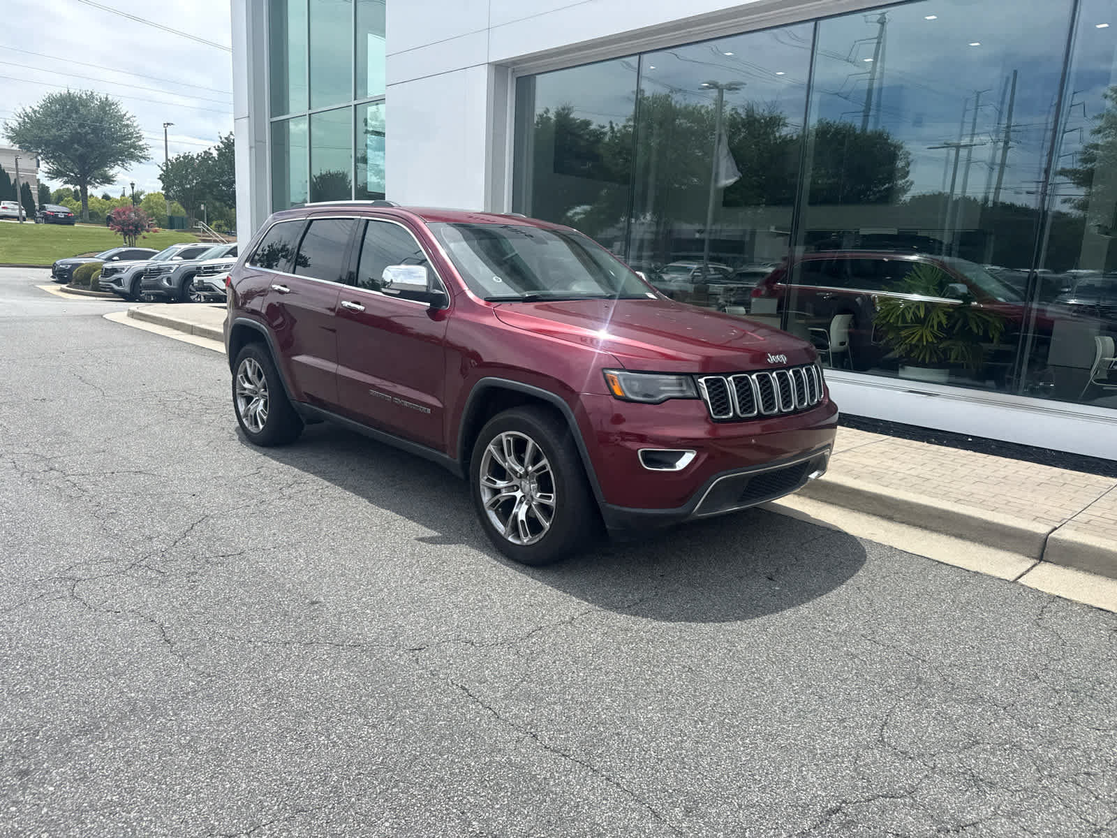 Used 2017 Jeep Grand Cherokee Limited w/ Luxury Group II RWD image 2