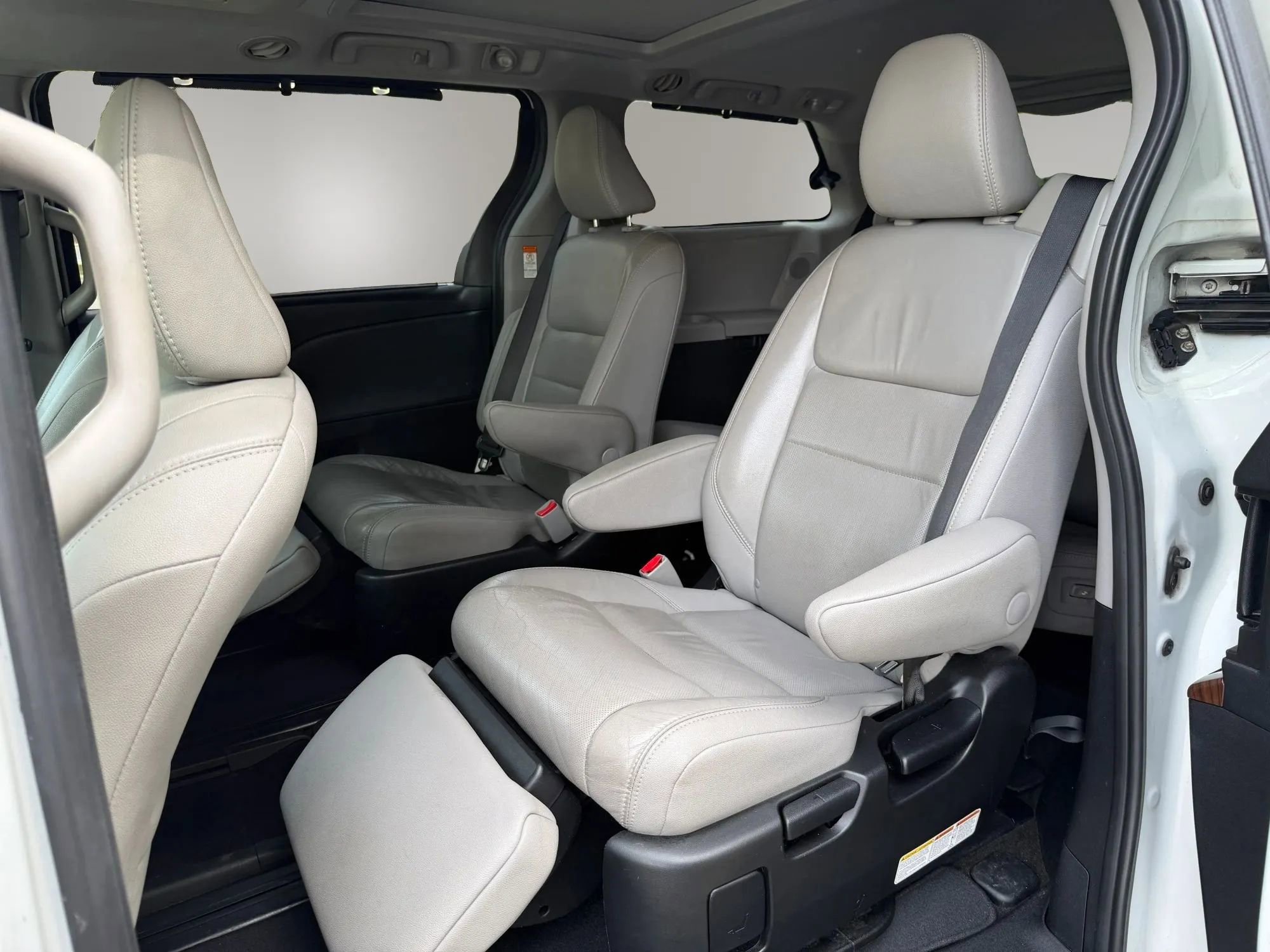 Used 2018 Toyota Sienna Limited Premium image 39