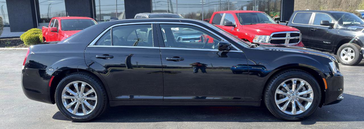 Used 2015 Chrysler 300 Limited w/ Driver Convenience Group image 8