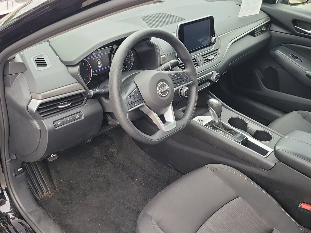 Used 2025 Nissan Altima 2.5 SV FWD image 15
