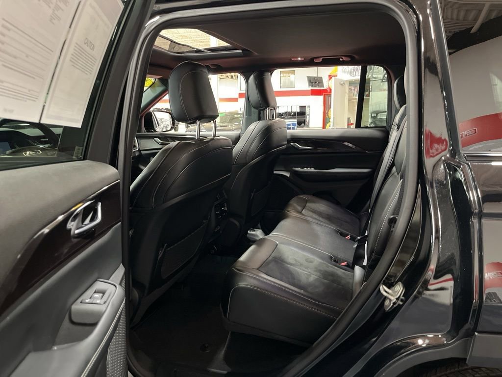 Used 2023 Jeep Grand Cherokee Altitude image 12