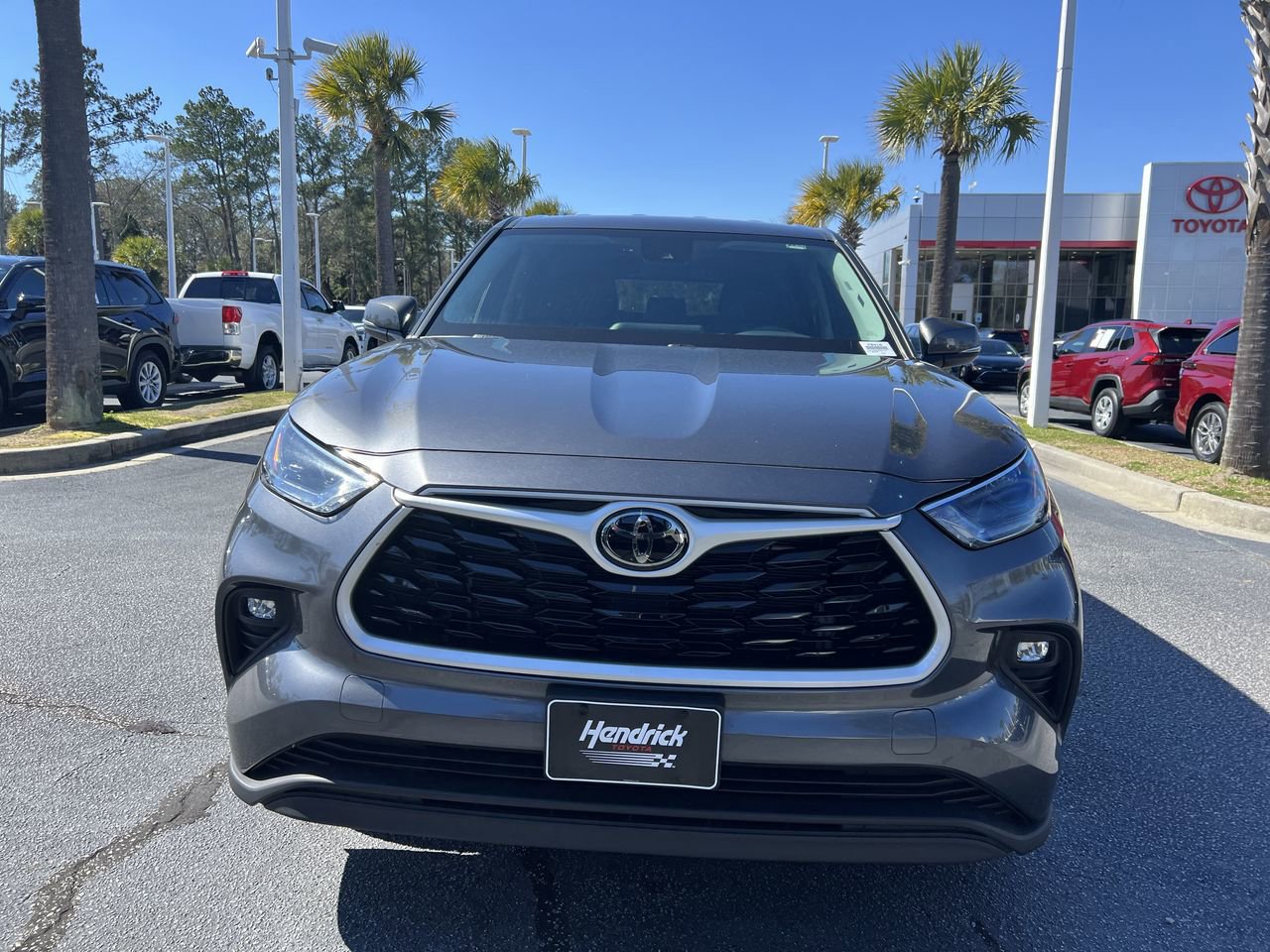 Used 2024 Toyota Highlander LE AWD/4WD image 3