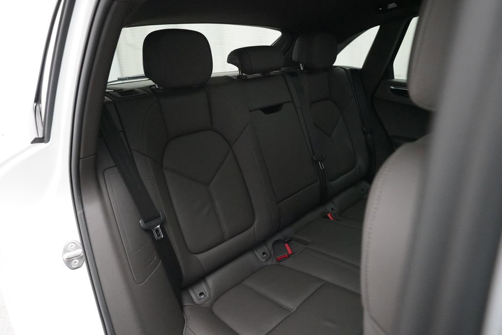 Certified 2023 Porsche Macan image 30