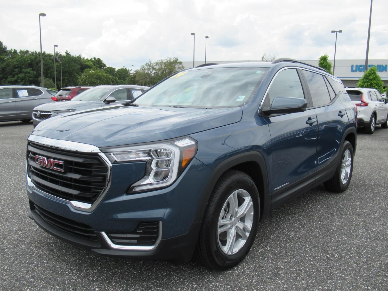 Used 2024 GMC Terrain SLE w/ Driver Convenience Package FWD image 3