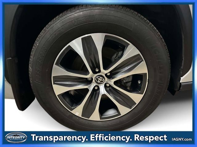 Used 2022 Toyota Highlander XLE AWD/4WD image 12