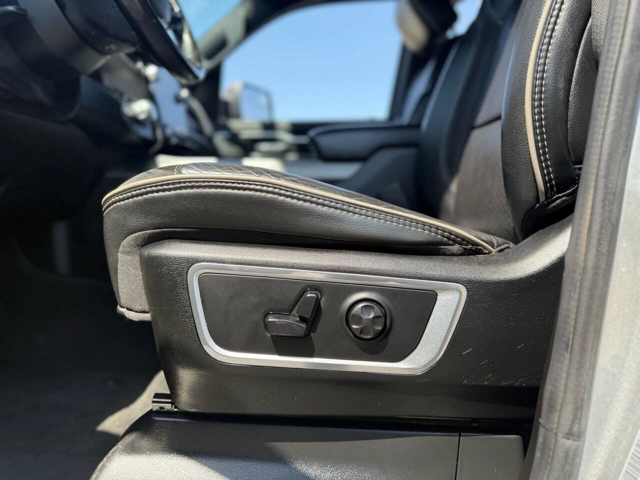 Used 2020 RAM 1500 Laramie AWD/4WD image 15