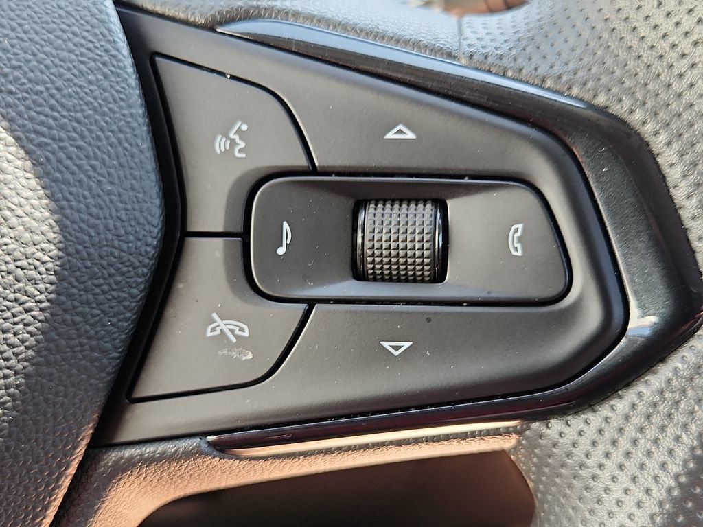 Used 2025 Chevrolet Trax LT FWD image 24