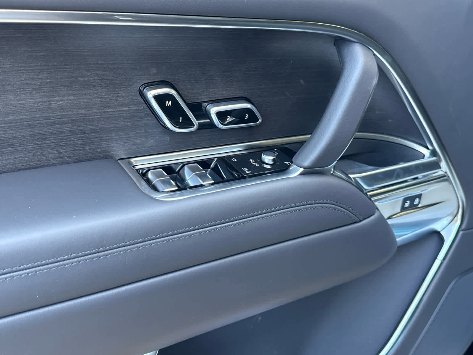 New 2025 Land Rover Range Rover Long Wheelbase SE image 15