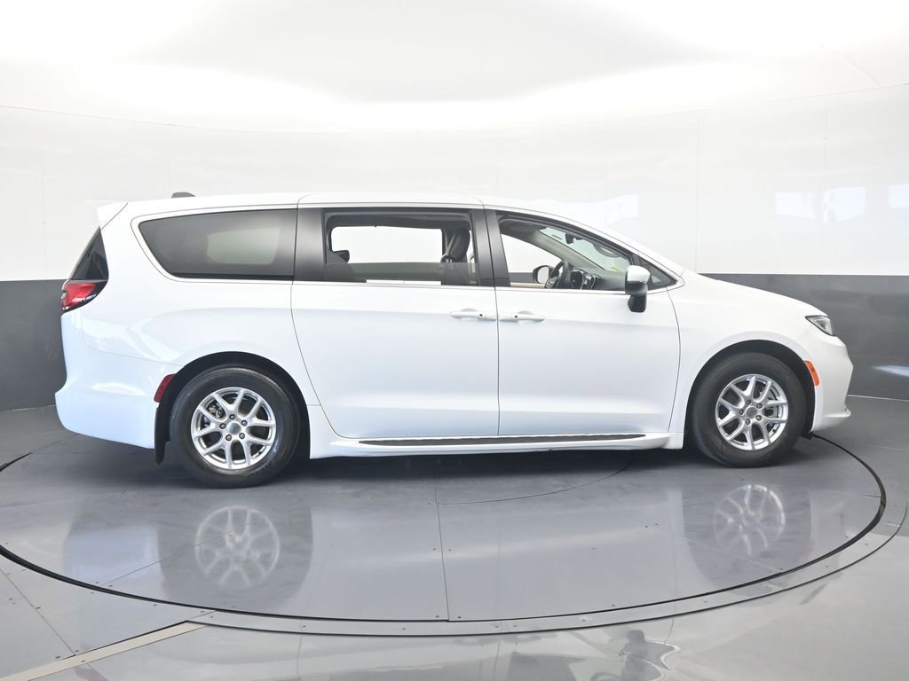 Used 2023 Chrysler Pacifica Touring-L image 7