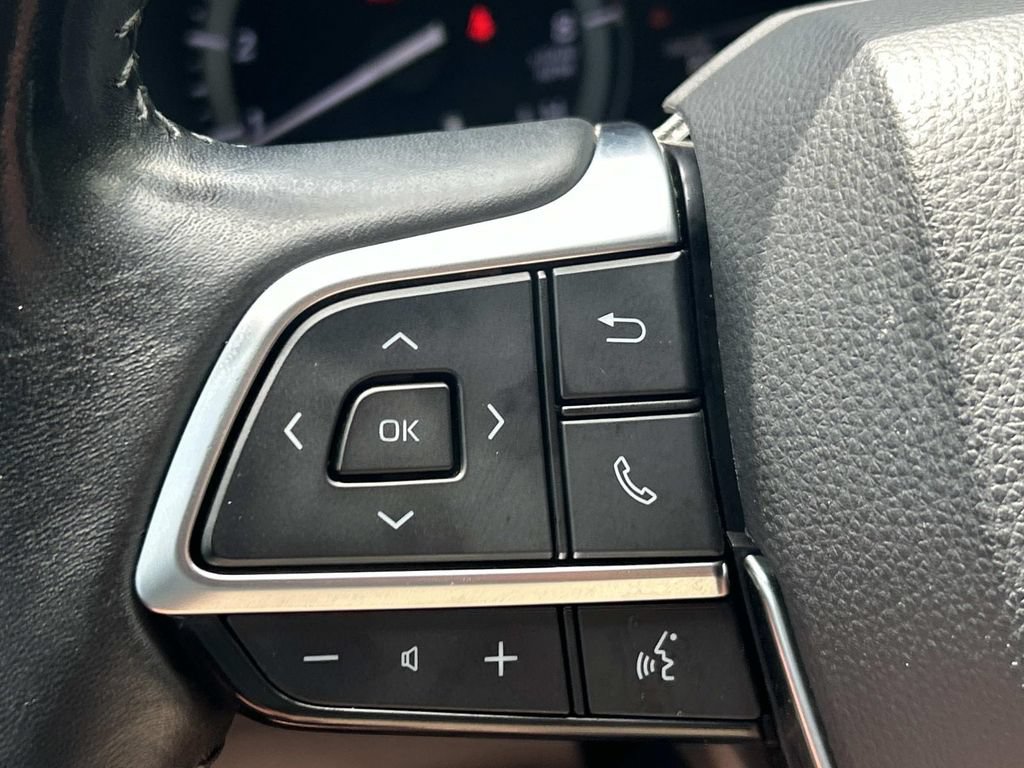 Used 2021 Toyota Highlander XLE FWD image 32