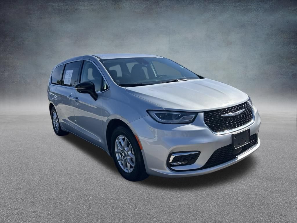 Used 2024 Chrysler Pacifica Touring-L FWD image 2