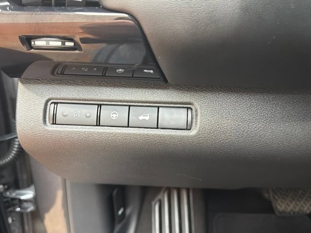 Used 2026 Nissan Pathfinder SV FWD image 25