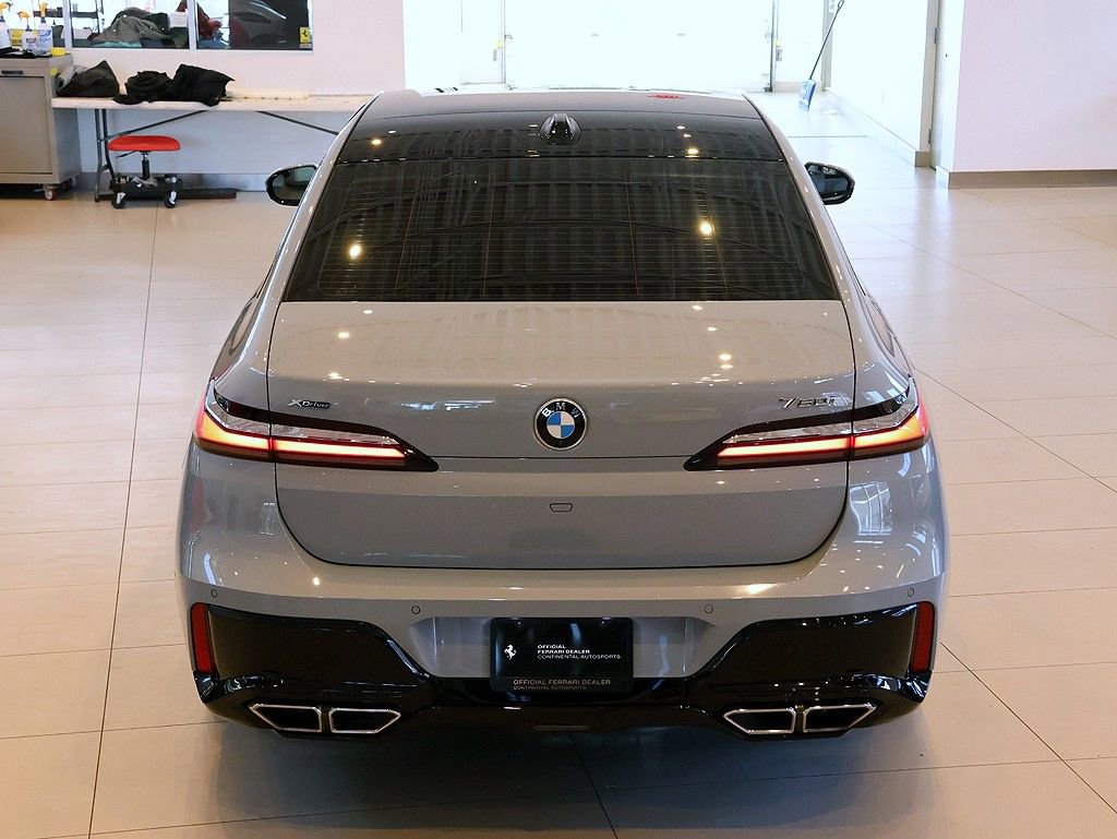 Used 2024 BMW 760i xDrive w/ Premium Package 2 image 27