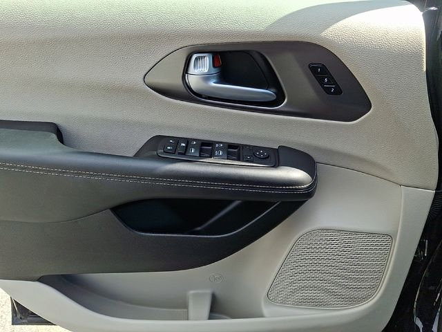 Used 2024 Chrysler Pacifica Touring-L FWD image 13
