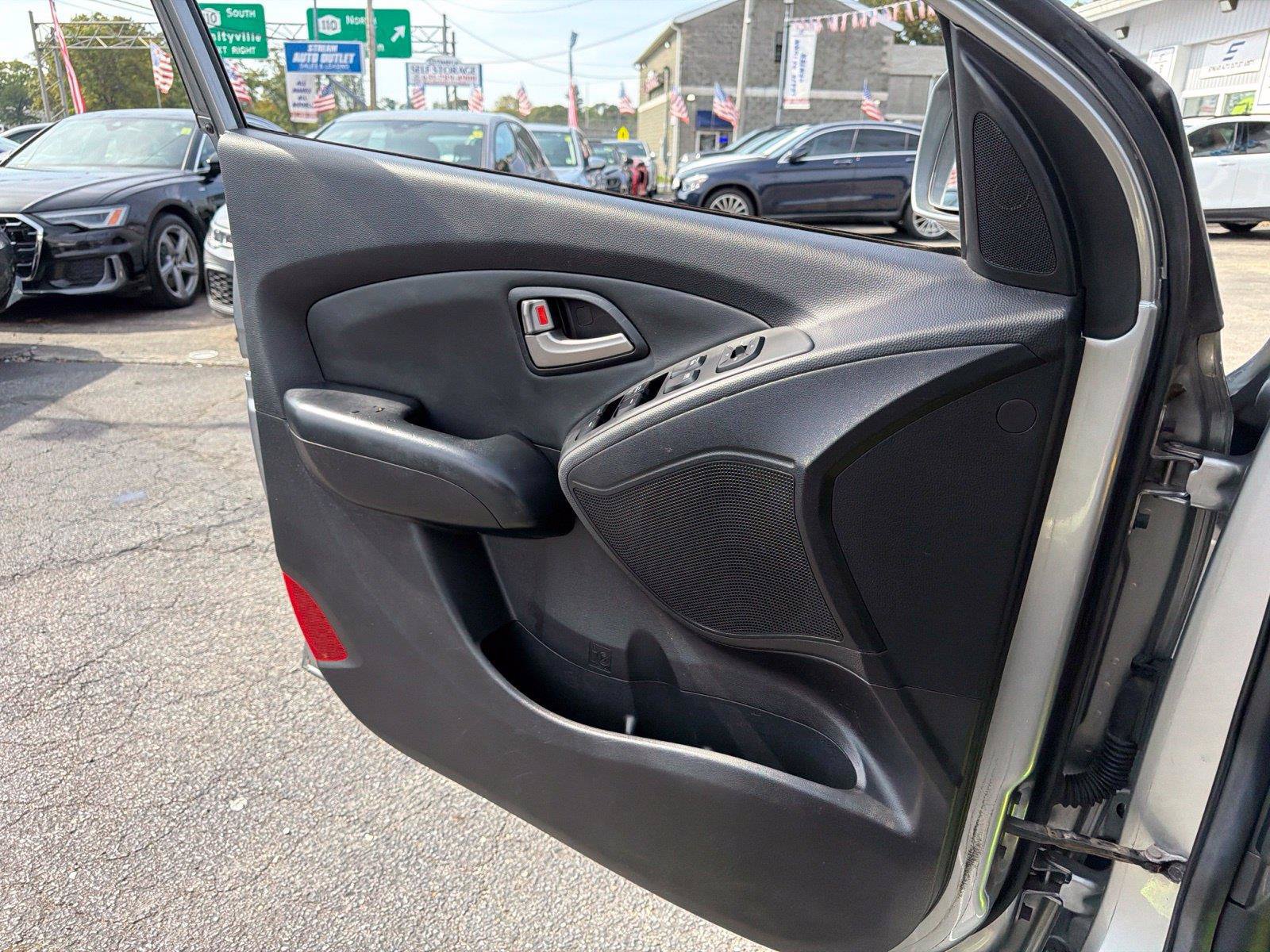 Used 2010 Hyundai Tucson Limited w/ Premium Pkg 4 FWD image 25