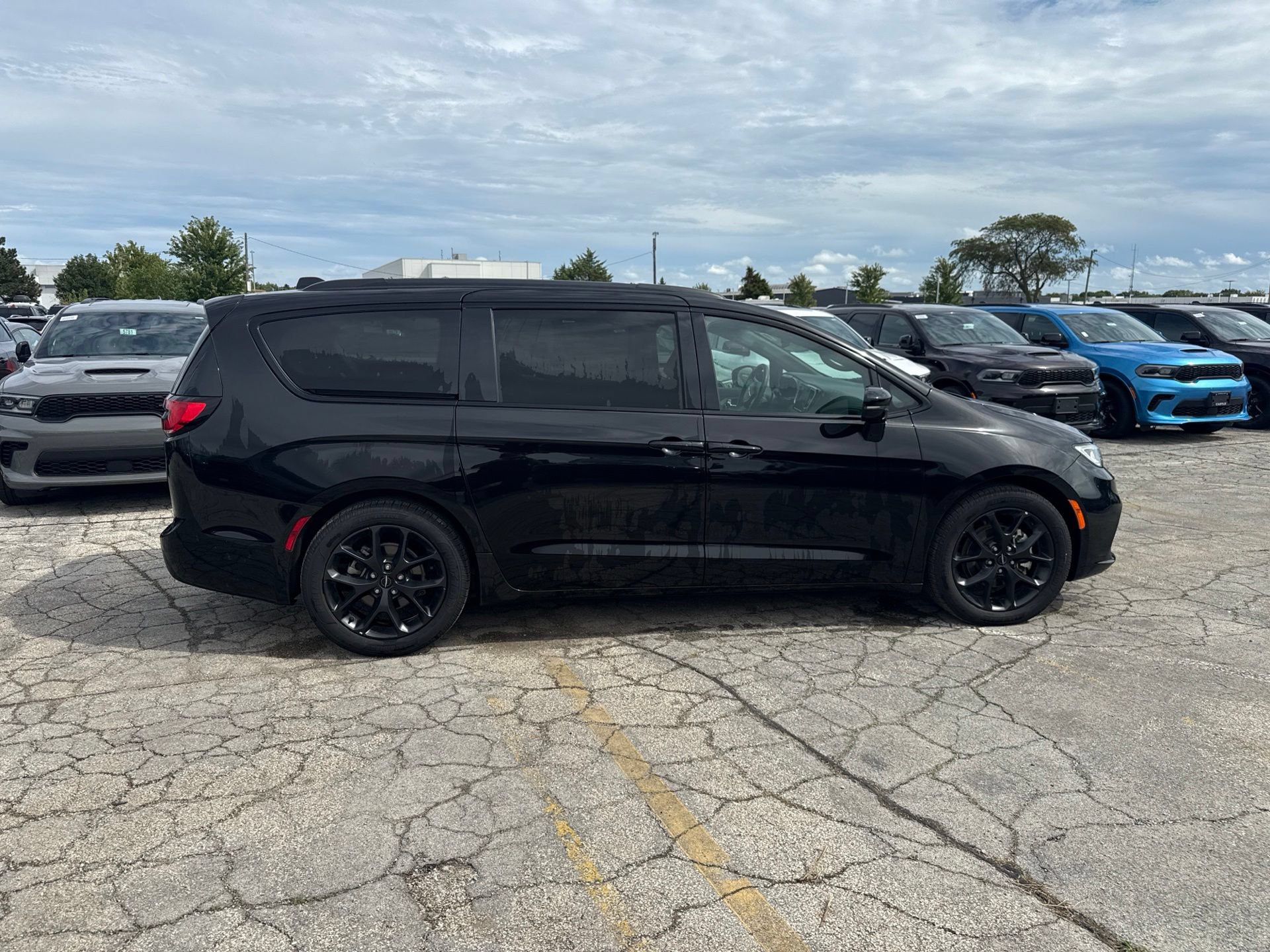 Used 2025 Chrysler Pacifica Limited FWD image 5