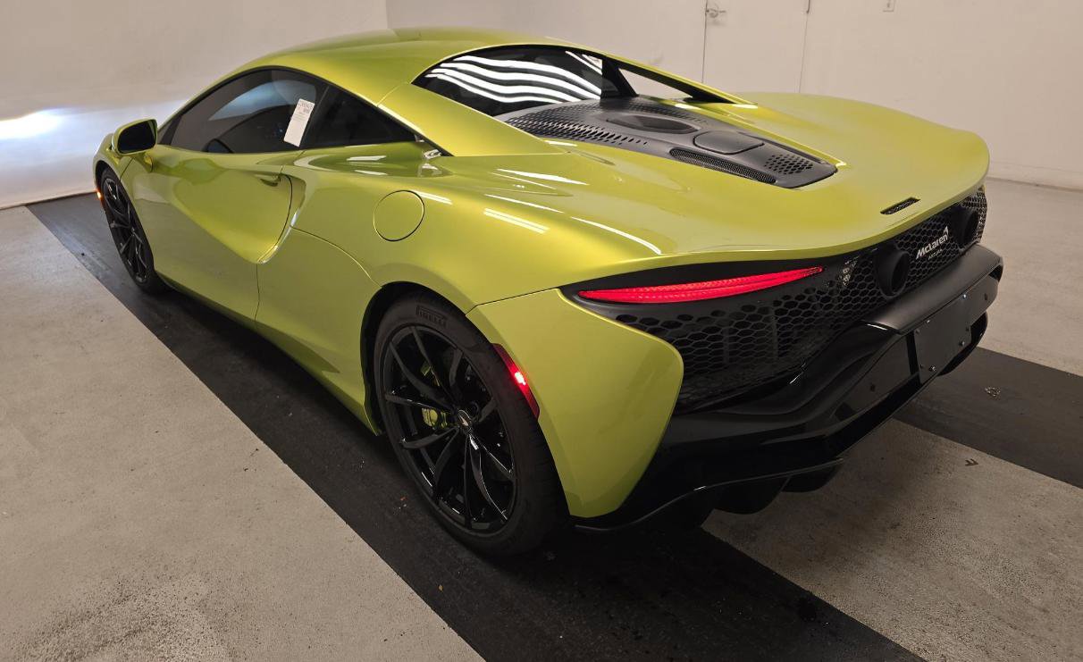 Used 2023 McLaren Artura image 4