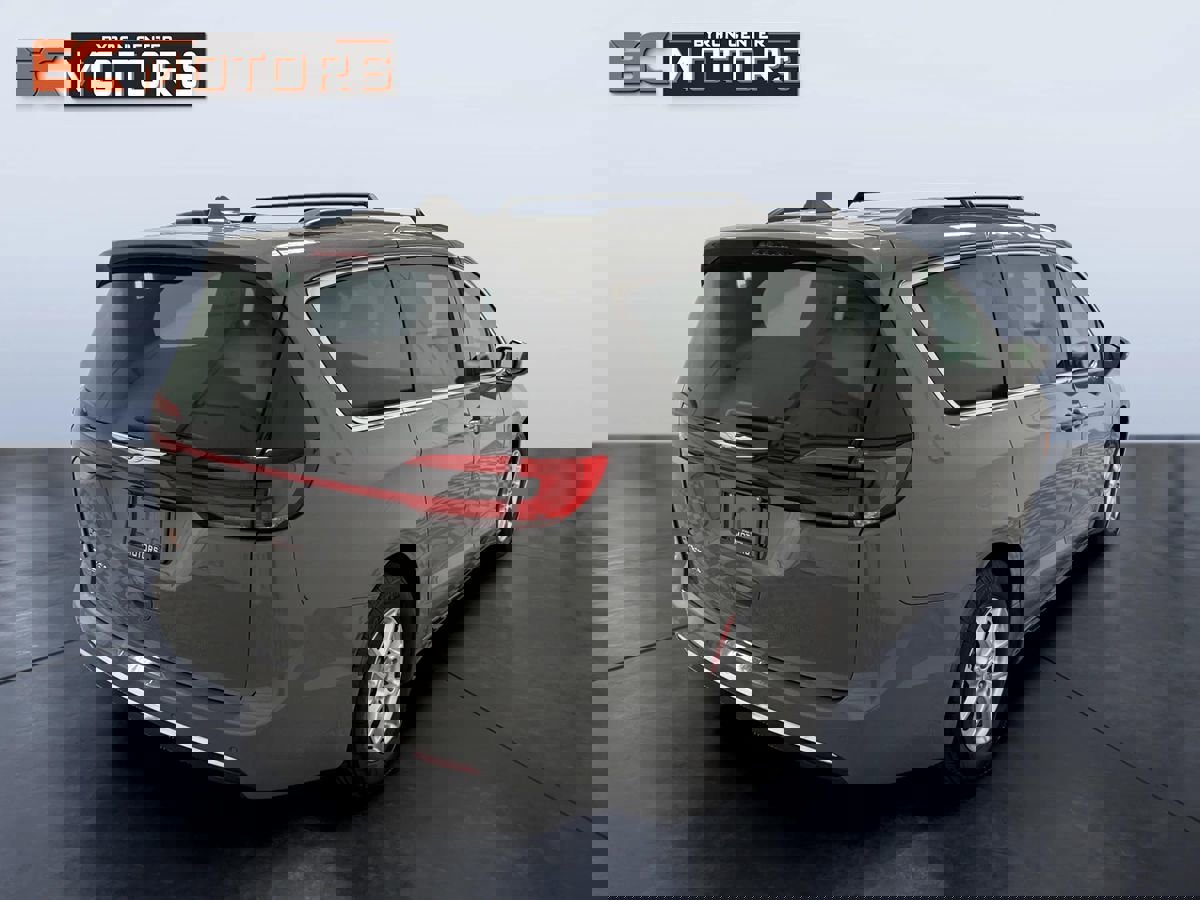 Used 2022 Chrysler Pacifica Touring-L image 6