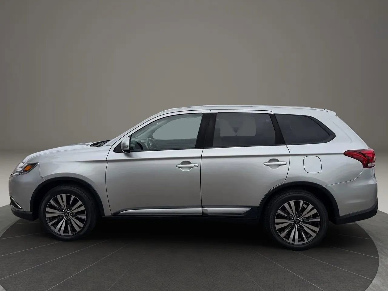 Used 2019 Mitsubishi Outlander SE image 10