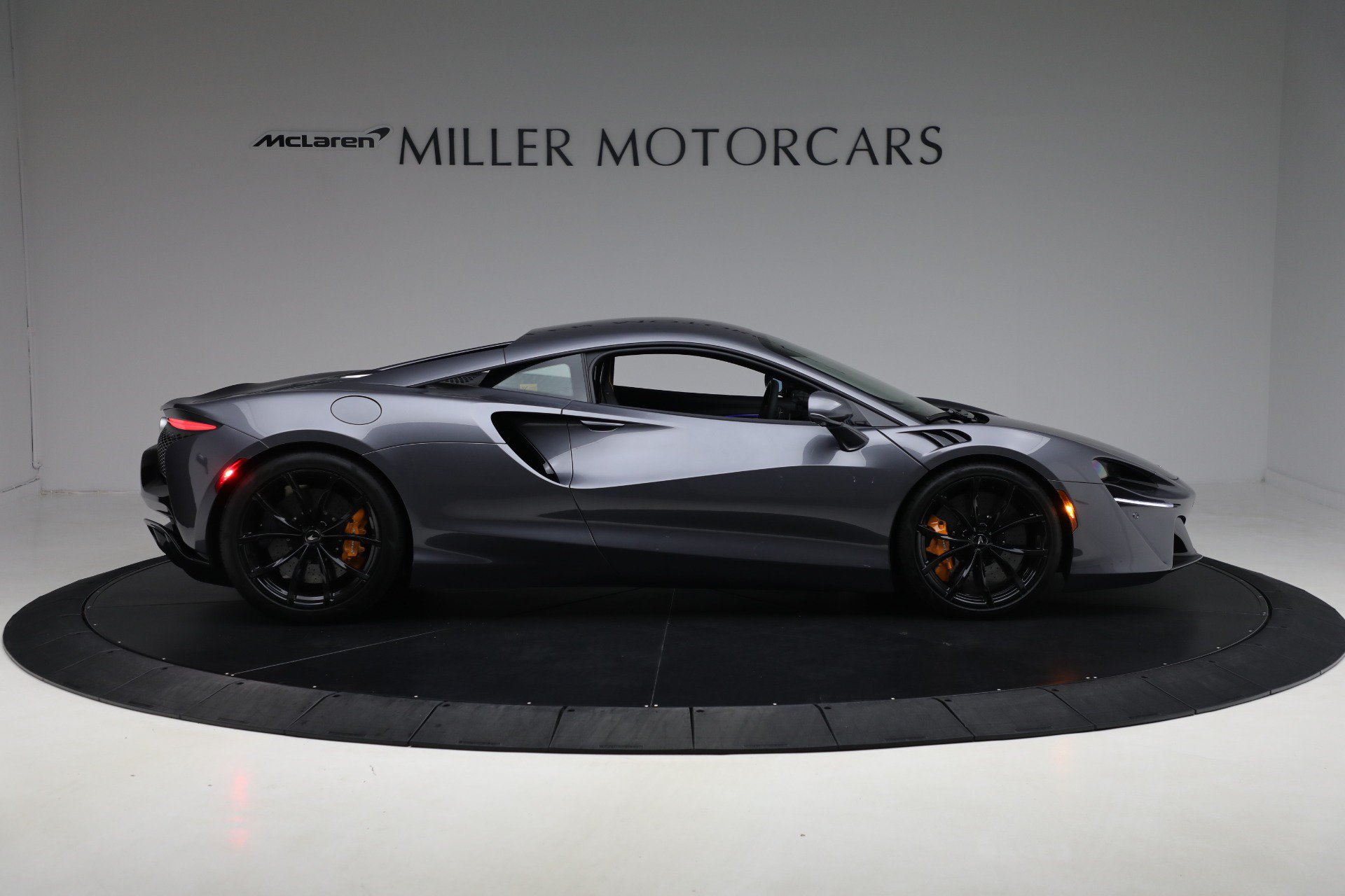 Used 2024 McLaren Artura RWD image 9