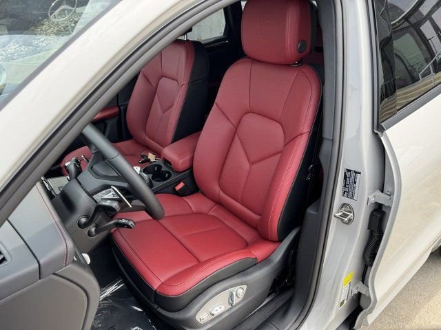Certified 2025 Porsche Macan AWD/4WD image 5