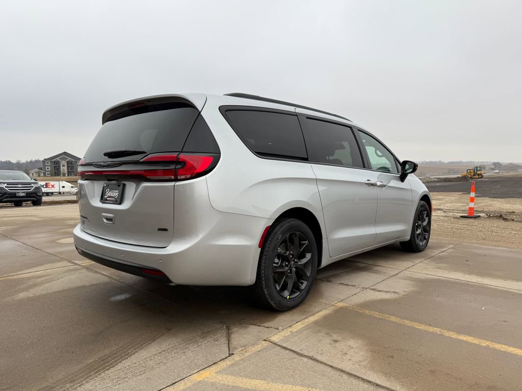 New 2026 Chrysler Pacifica Select w/ S Appearance Package AWD/4WD image 5