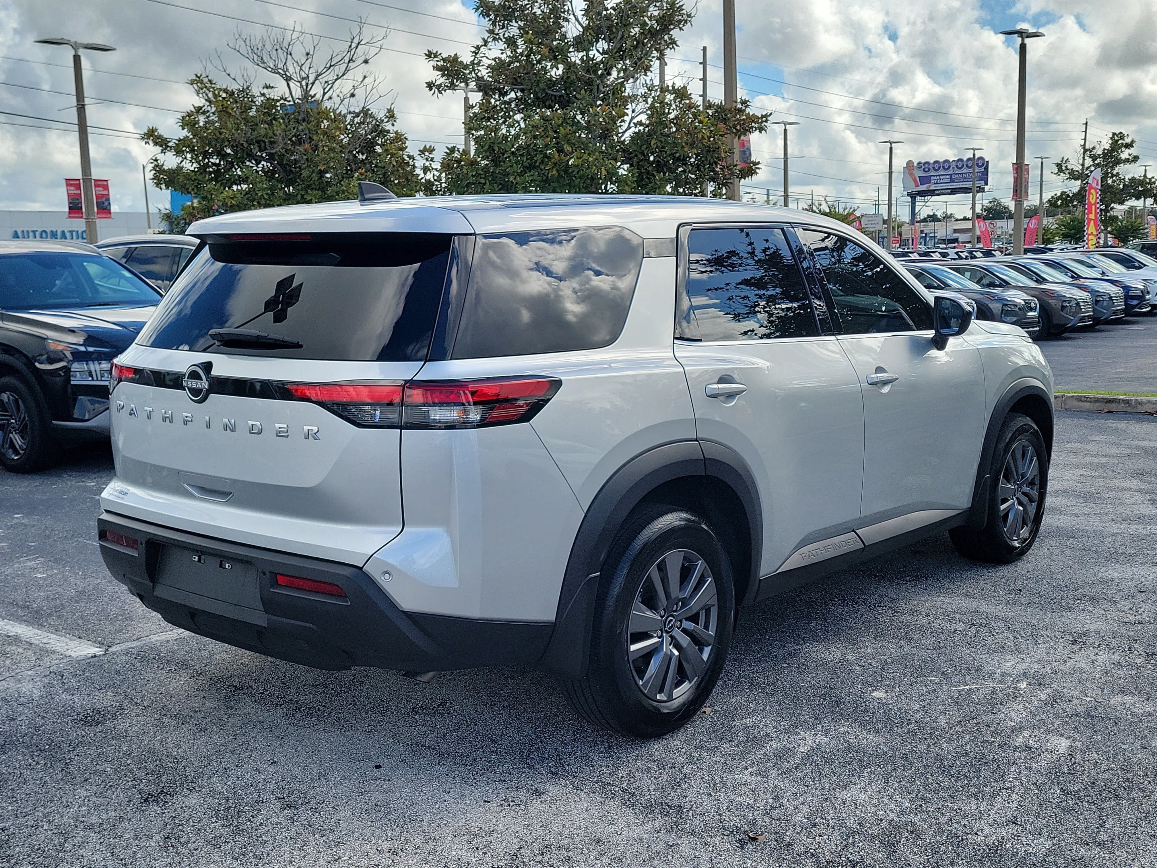 Certified 2025 Nissan Pathfinder S FWD image 4
