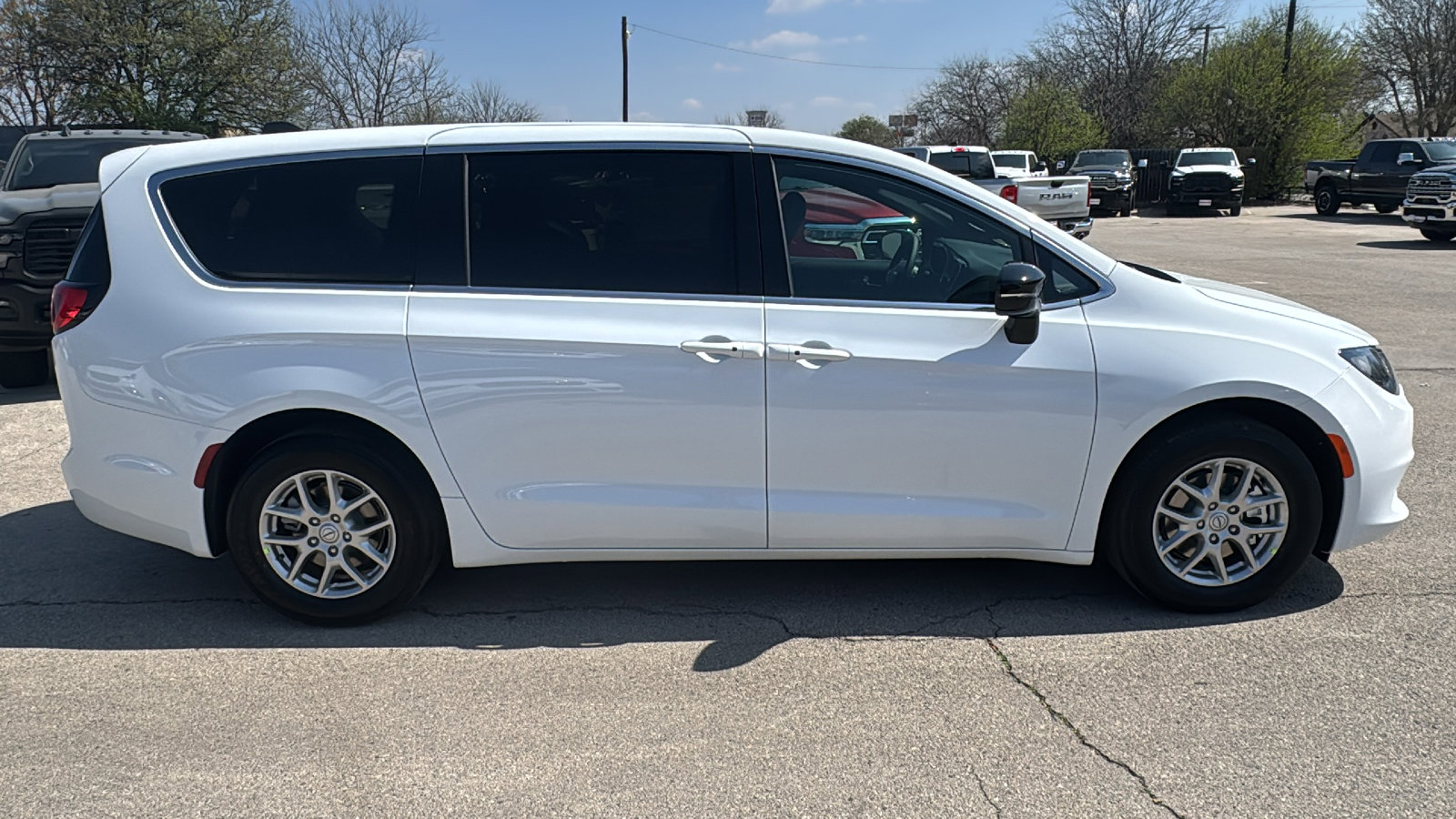 New 2026 Chrysler Voyager LX image 4
