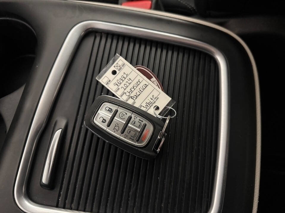 Used 2024 Chrysler Pacifica Touring-L FWD image 43
