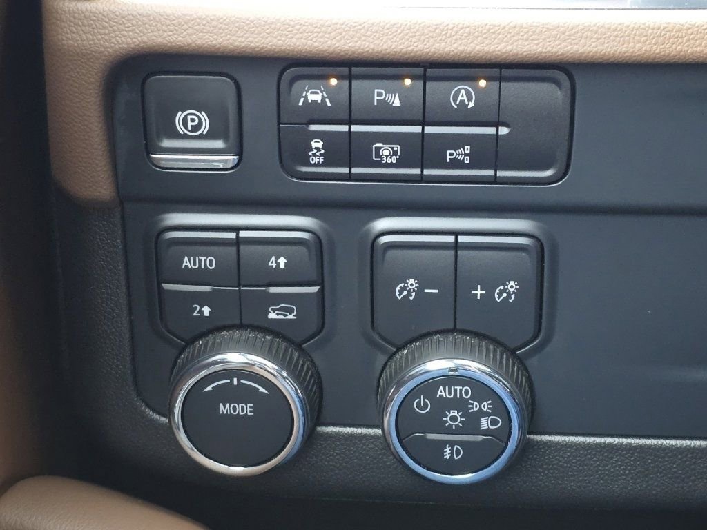 Used 2025 Chevrolet Suburban High Country image 28