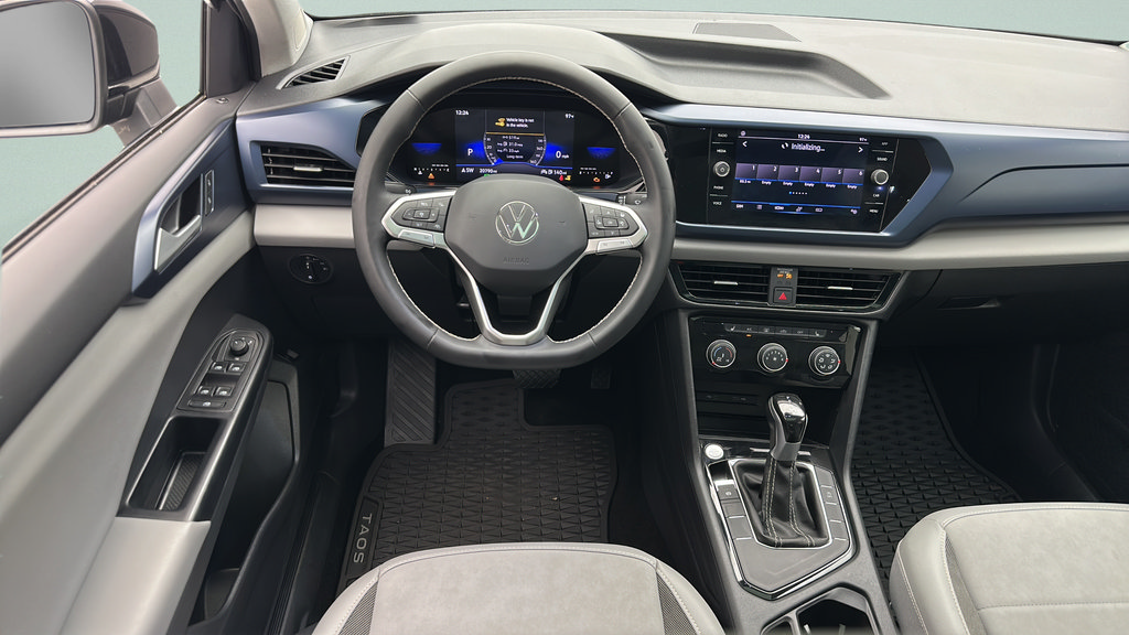 Used 2023 Volkswagen Taos SE w/ Panoramic Sunroof Package FWD image 11