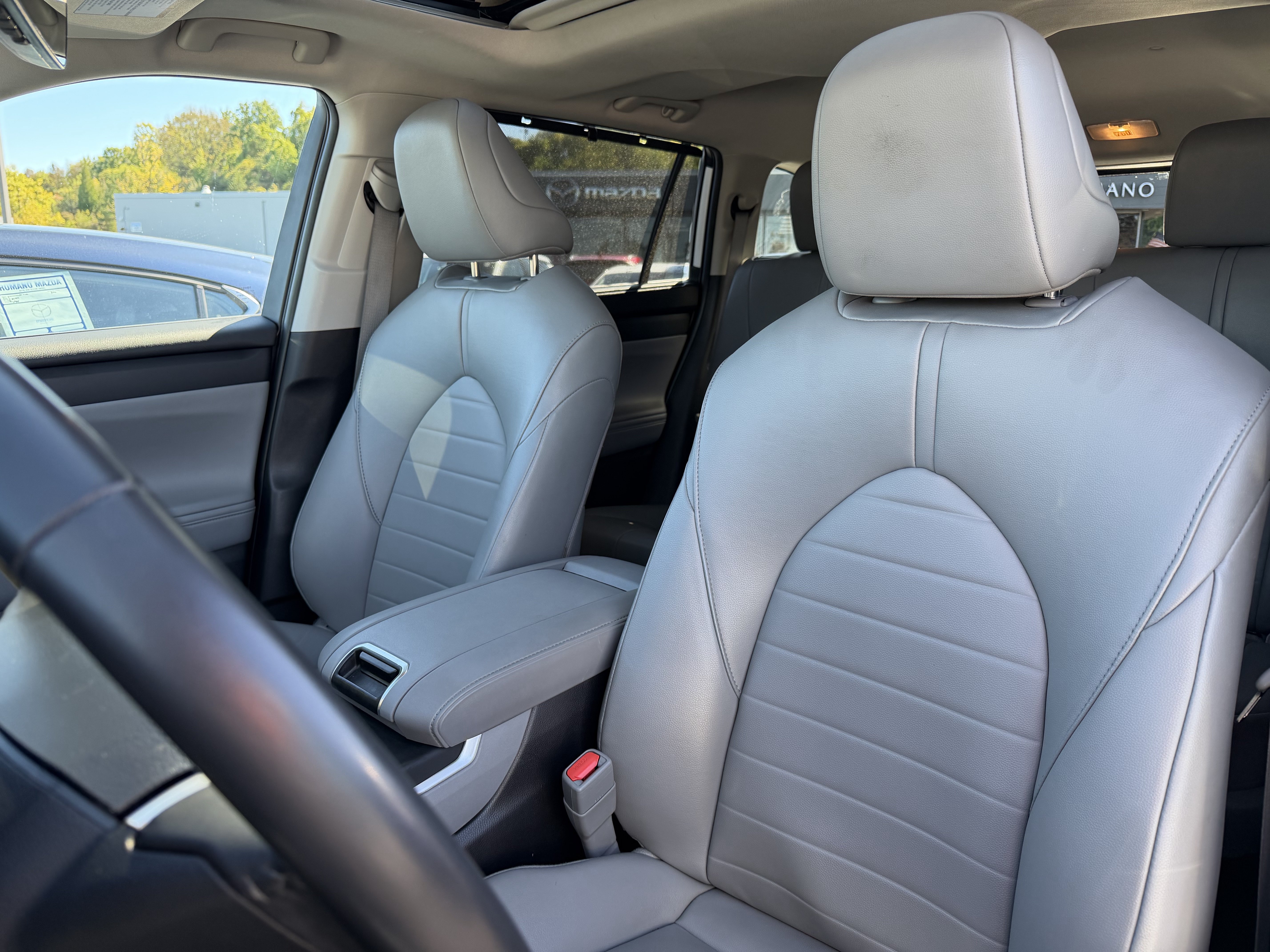 Used 2022 Toyota Highlander XLE AWD/4WD image 9