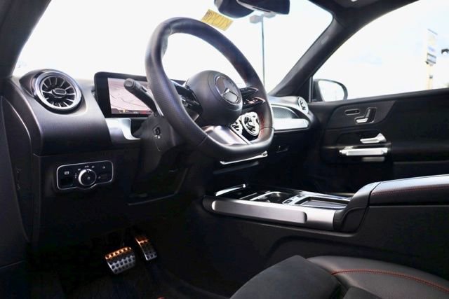 Used 2024 Mercedes-Benz GLB 250 4MATIC image 14