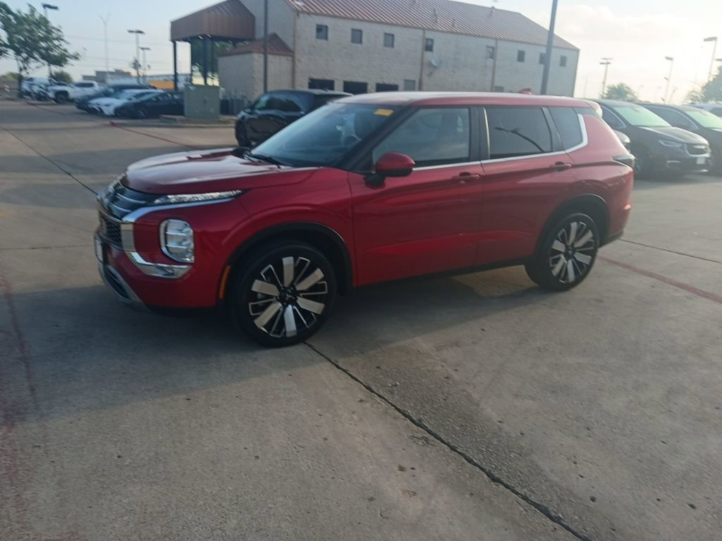 Used 2025 Mitsubishi Outlander SE image 1